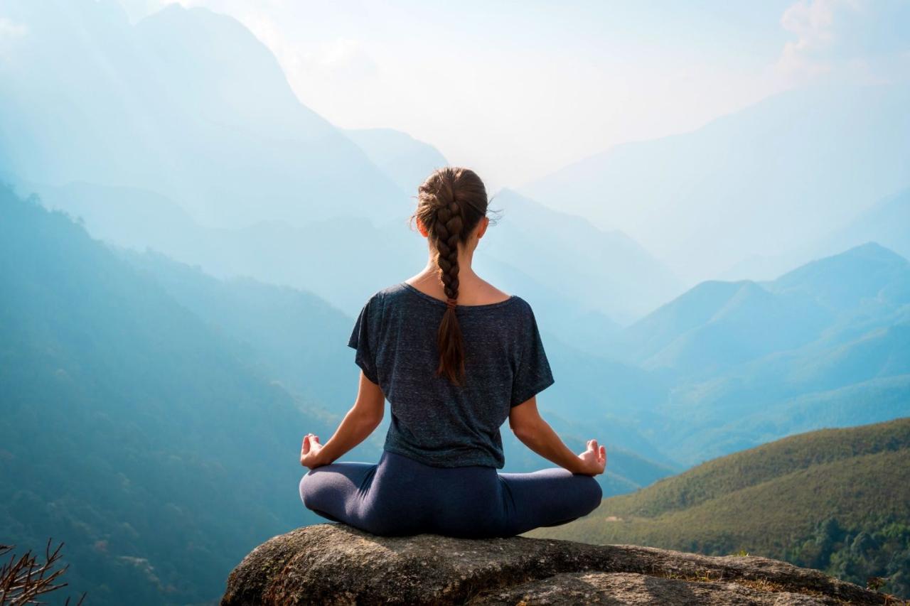 Best Time to Meditate (According to 12 Experts) | Woman meditating, 10 ... Best Time to Meditate (According to 12 Experts) | Woman meditating, 10 ...